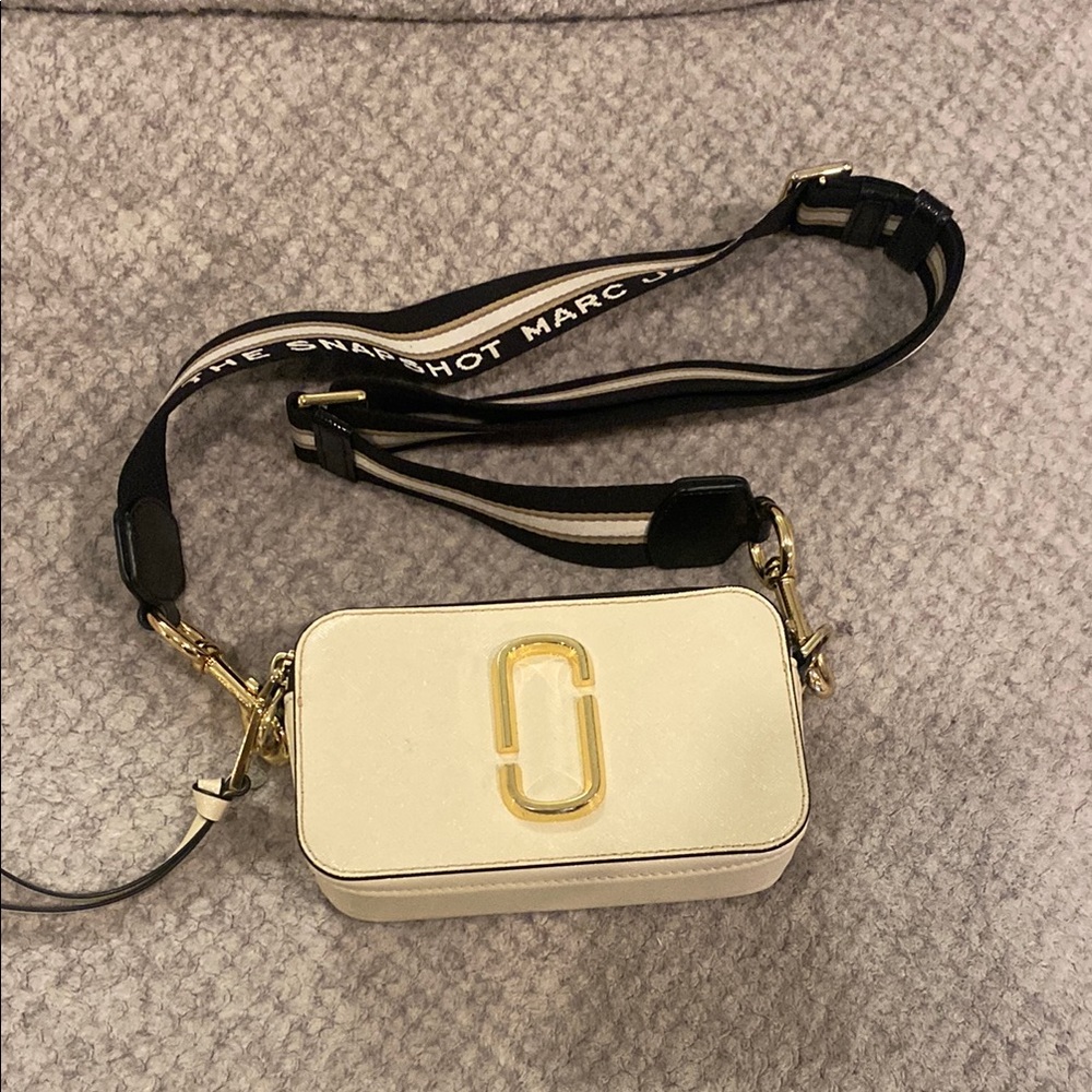 MARC JACOBS The Snapshot Bag in Cream and Black